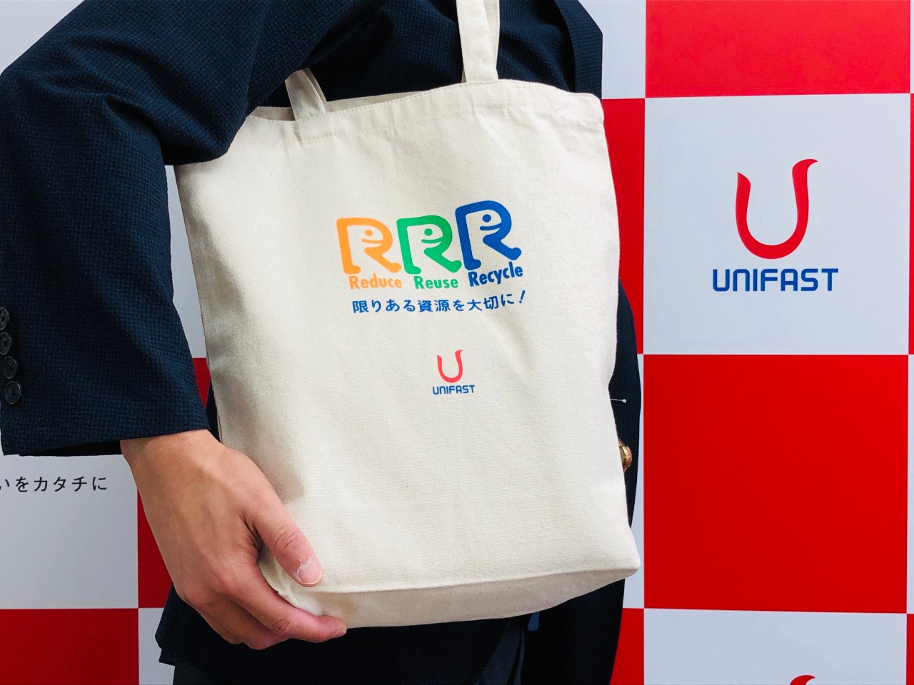 自慢の“モノづくり”を活かし、社員用エコバッグを製作 10月の3R推進月間ではマイバッグ持参促進しSDGs啓発