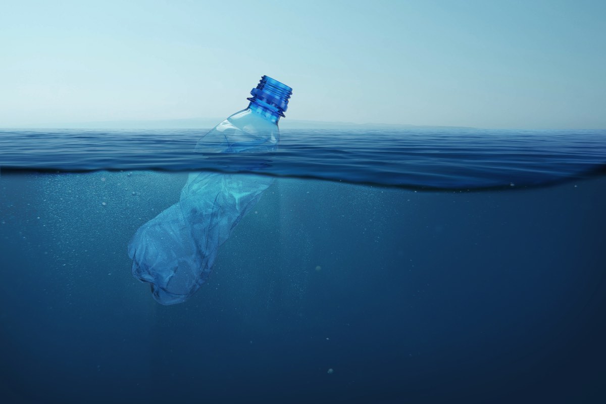 海洋プラスチック再生素材とは？企業が選ぶ理由と国内外の注目グッズ事例