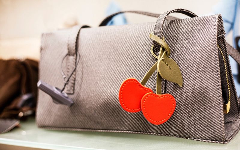 バッグチャームをノベルティにする。目印にもなる、持ち歩いてもらえるグッズ